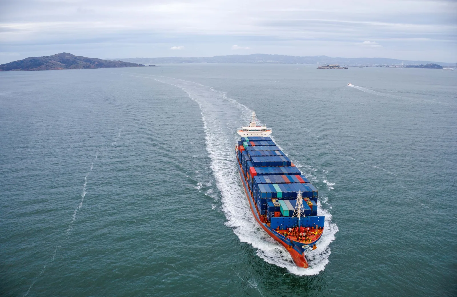 Mit Containern beladenes Frachtschiff auf See